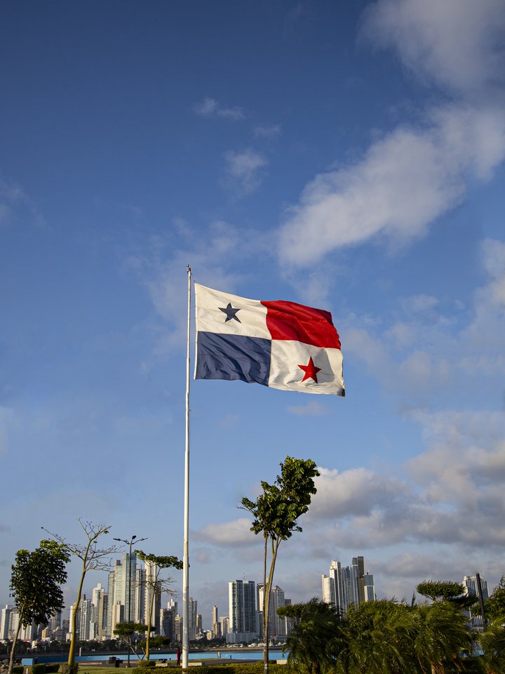 Bandeira do Panamá com o skyline da cidade ao fundo